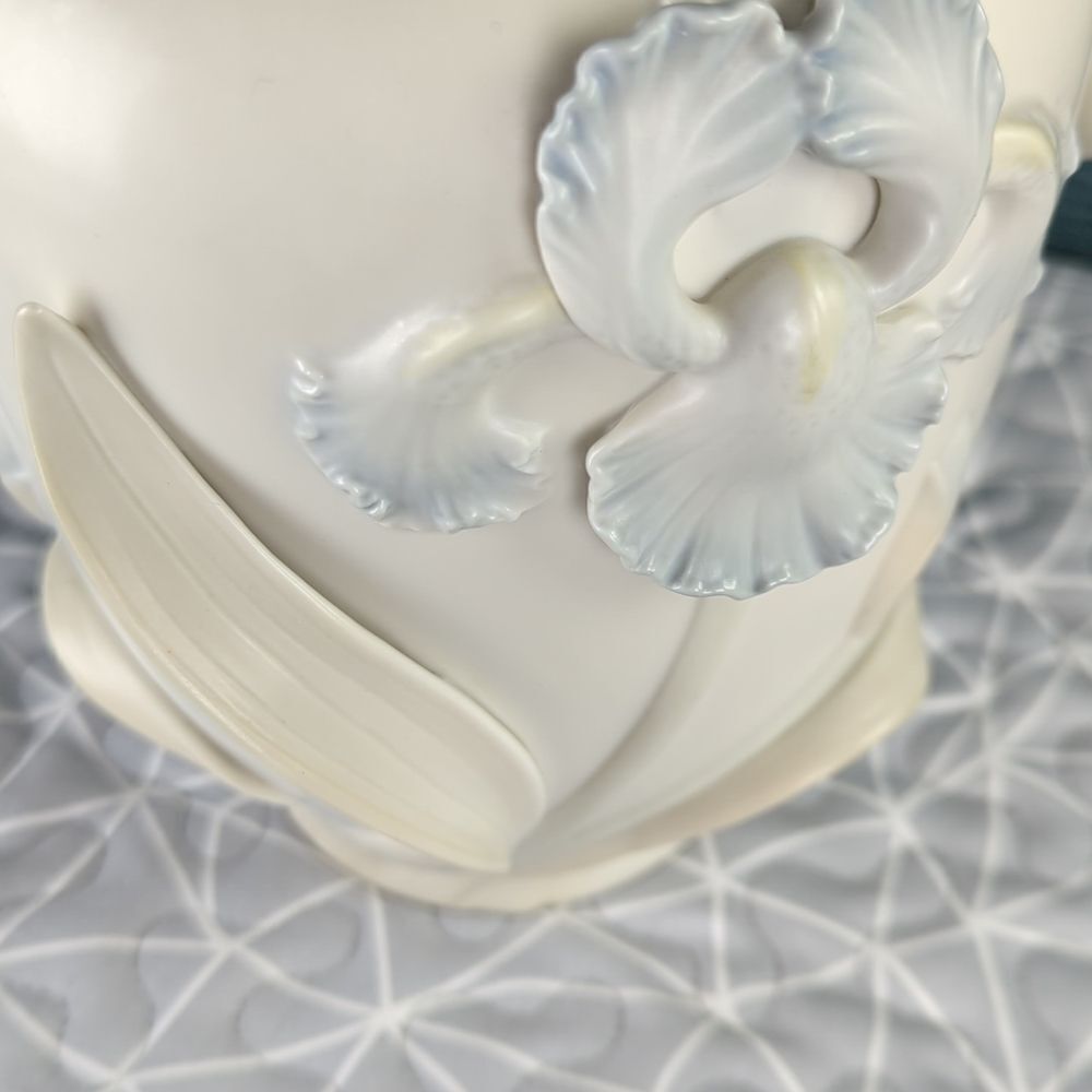 Vintage Fitz & Floyd 3-D Blue Iris Ceramic Vase, Marked F. F. 1982 - Picture 7 of 12